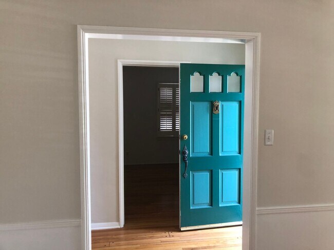 Foto del edificio - COMING SOON! Beautiful Home near Warner Brothers Studio! AVAILABLE 6/10/2026
