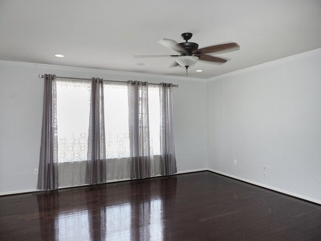 Building Photo - Pet Friendly 3 Level Inner Townhouse with ...