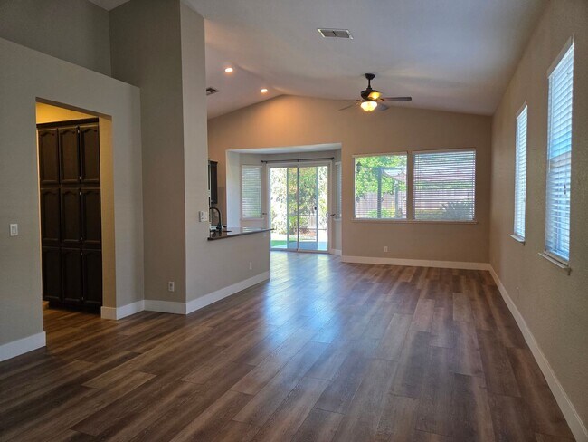 Foto del edificio - Broadstone - 3bdrm, 2 bath - Close to Shopping, Park & Schools!