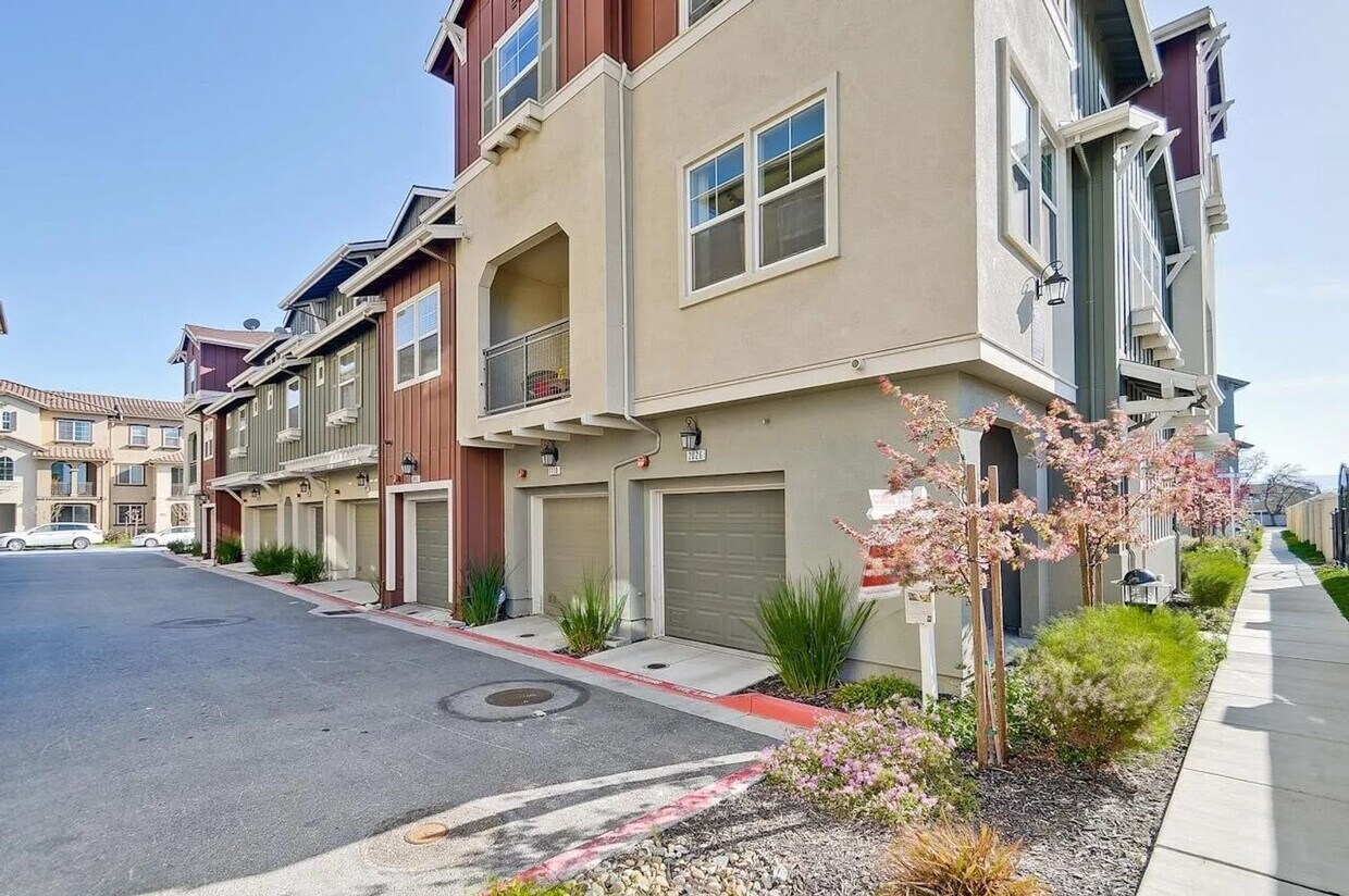 Foto principal - Beautiful 3 Bedroom 2.5 Bath End Unit Town...