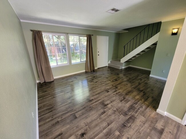 Building Photo - Charming 2 Bed / 1.5 Bath Townhouse in Col...