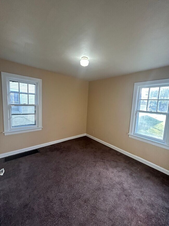 Building Photo - 4430 S Park Dr