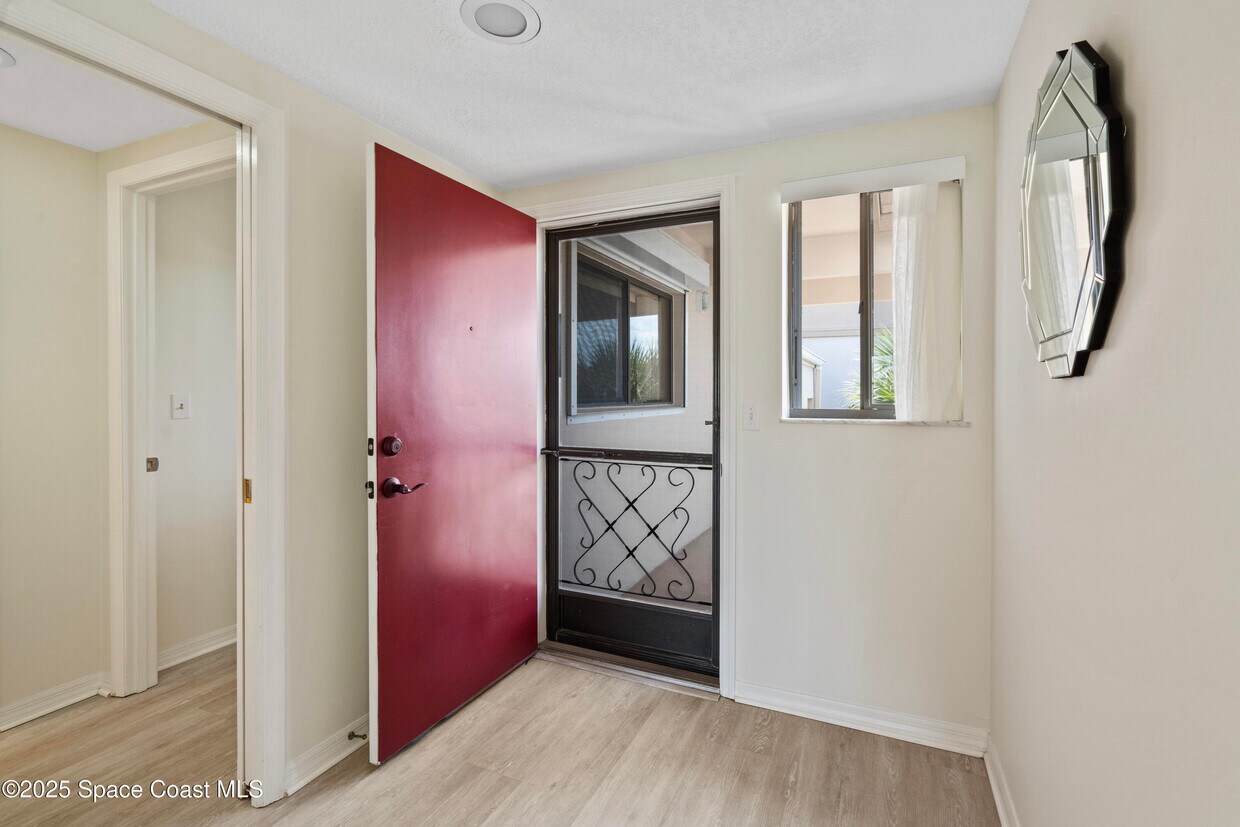 Foto principal - 6165 S Mirror Lake Dr