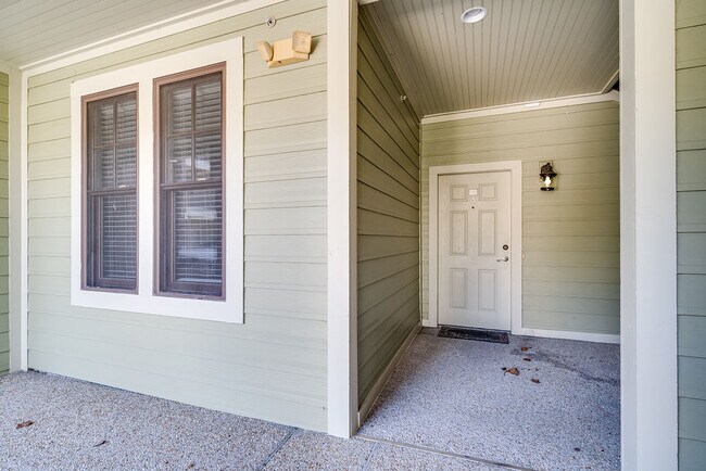 Building Photo - 555 Grande Manor Ct