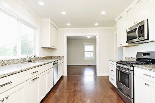 Building Photo - Spacious Belmont Home