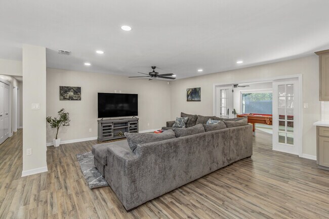 Building Photo - 1613 Redbud Ave