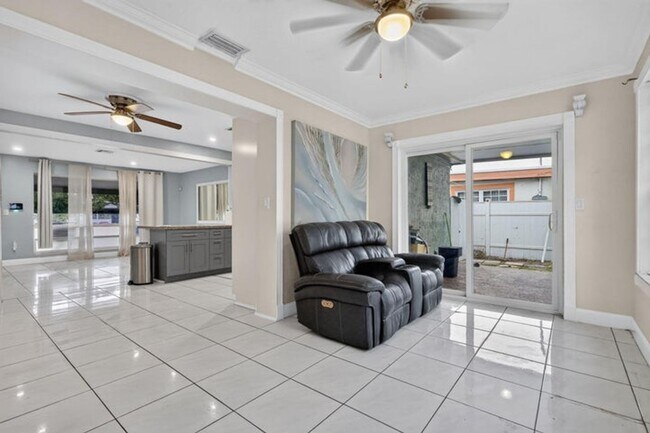 Foto del edificio - 2707 Bahama Dr