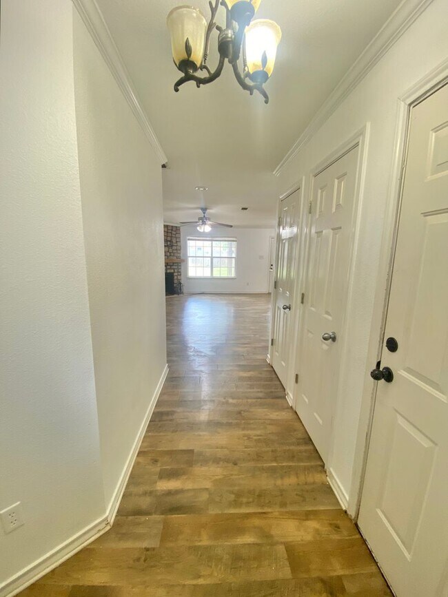Foto del edificio - Now available - 4 bed 2 bath 1 car garage now available in Tech Terrace
