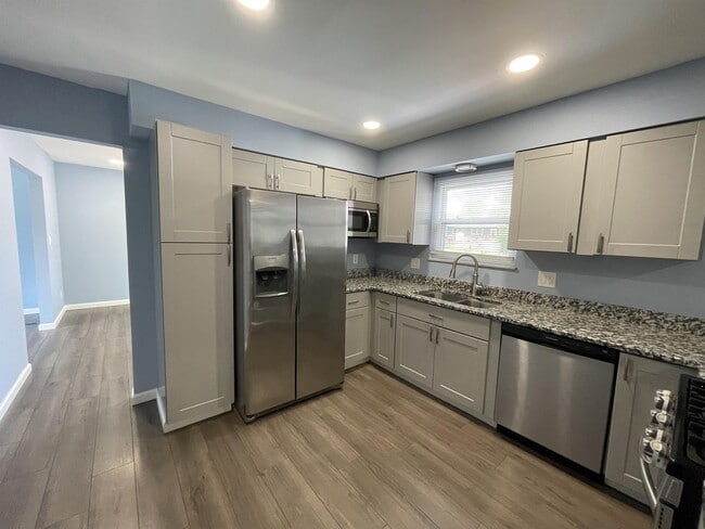 Building Photo - 999 Hunt Valley Dr