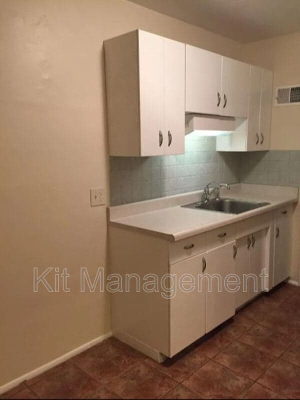 Foto del edificio - 536 W Poinsetta Ave