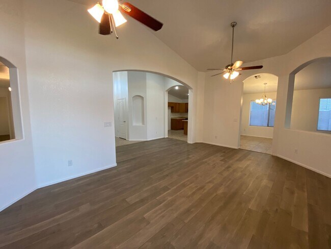 Foto del edificio - Enjoy Golf Course Living: Refreshed 4-Bedr...