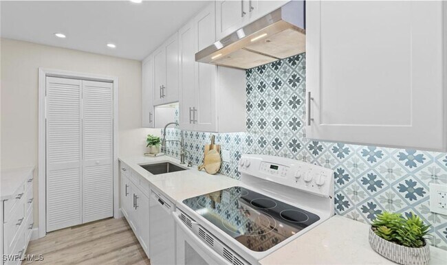 Building Photo - 788 Park Shore Dr