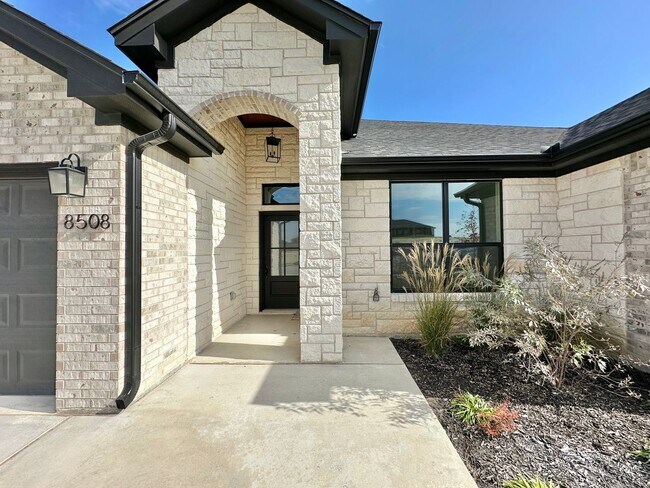 Foto del edificio - Viewable Now By Appointment!