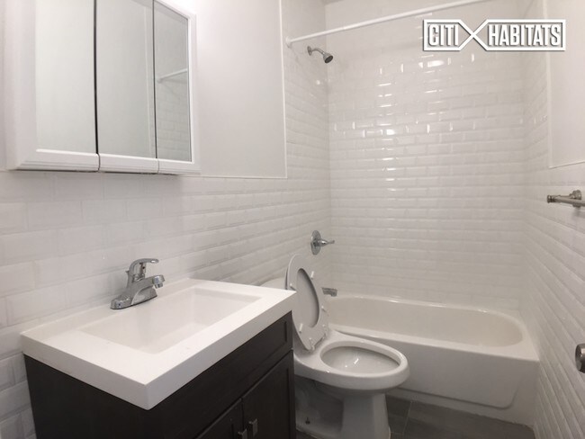 Building Photo - 723 E 5th St