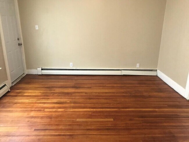 Building Photo - 1st Floor 2 Bedroom Available Immediately