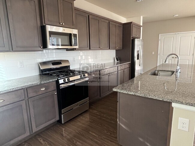 Foto del edificio - Spacious 5 Bedroom Home In Lacey!!