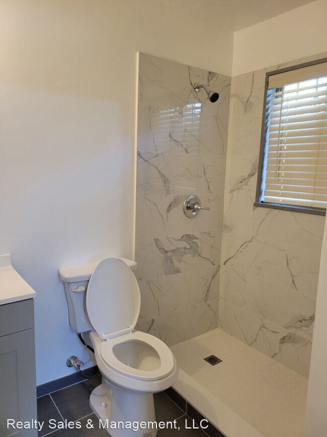 Foto del edificio - 3 br, 2 bath House - 248 Colebrook Avenue