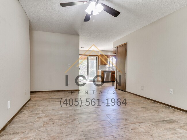 Foto del edificio - 652 W Hillcrest Dr