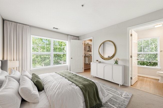 Building Photo - Everly Darien