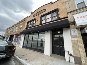 Building Photo - 3242 N Pulaski Rd