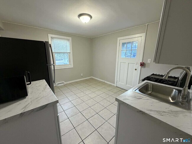 Foto del edificio - 27 New Hampshire Dr