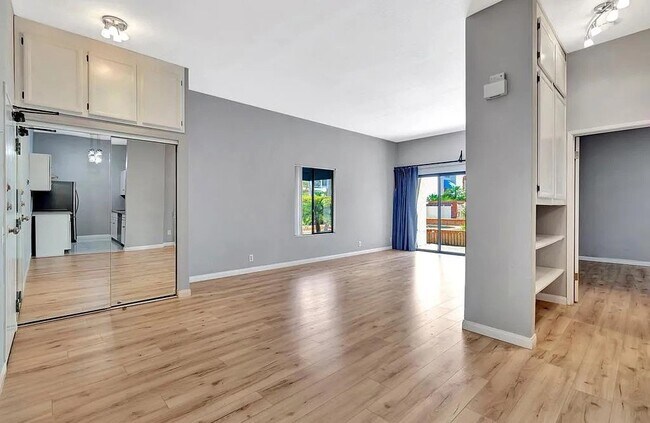 Foto del edificio - 8328 Regents Rd