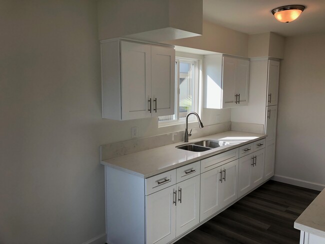 Building Photo - 1400 College View Dr