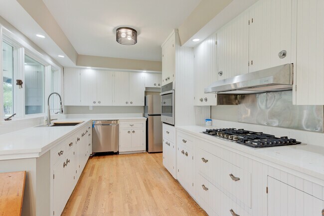 Foto del edificio - 24W360 Hemlock Ln