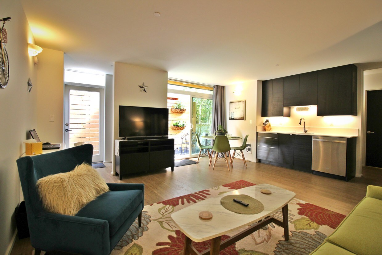 Foto principal - 3947 NE Mallory Ave