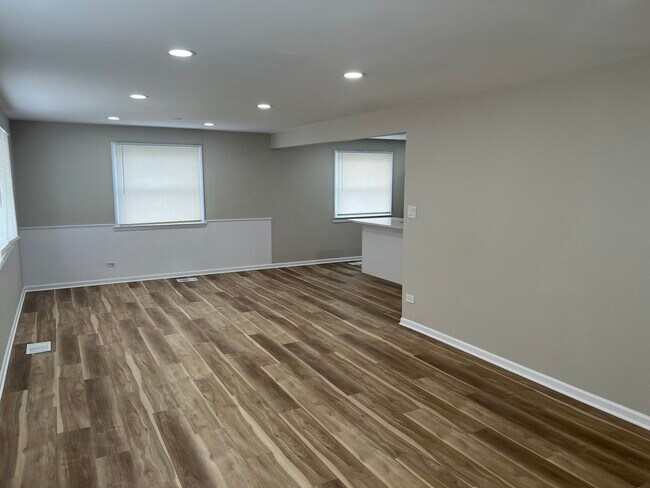 Foto del edificio - 4813 W 102nd St