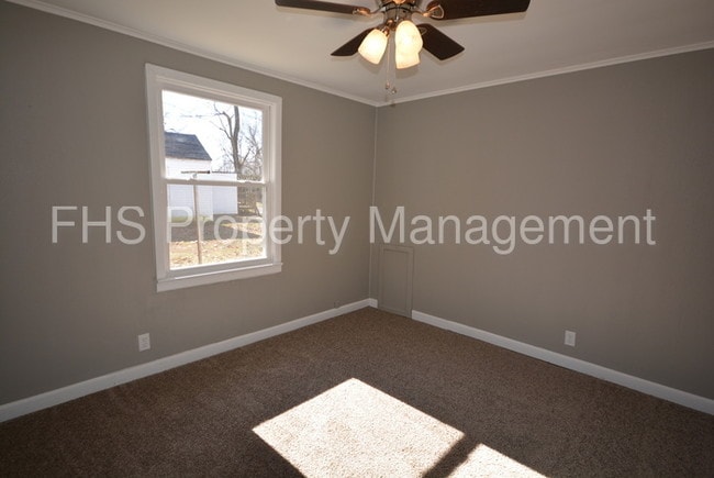 Building Photo - 917 S Oak Grove Ave