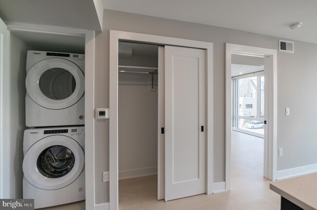 Foto del edificio - 6604 Ridge Ave