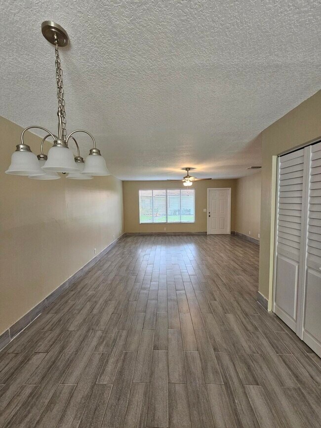 Foto del edificio - 4859 Orleans Ct