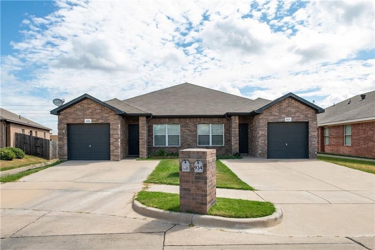 934936 Walnut St Unit 934, Burleson, TX 76028 Room for Rent in