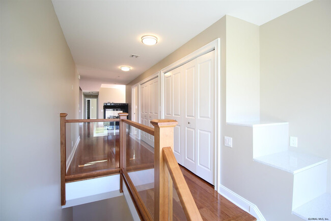 Building Photo - 713 Lois Ln