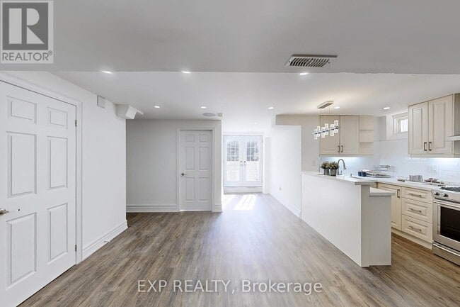 Building Photo - 106 Royview Crescent