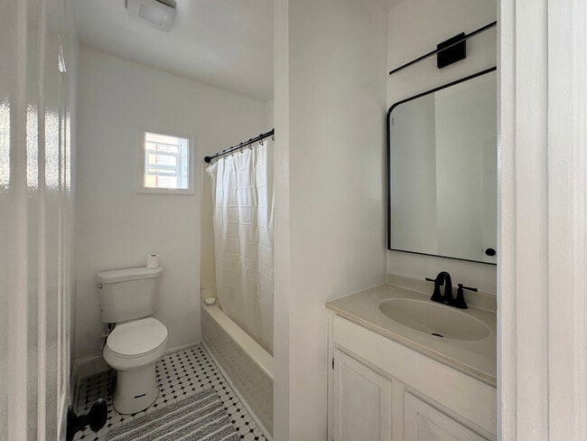 Building Photo - 220 E Cross St