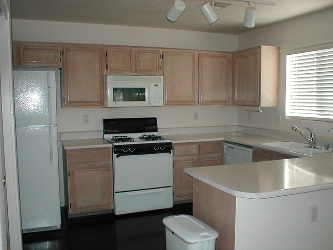 Foto del edificio - 628 Rolling Valley Way