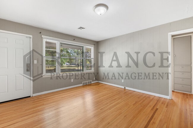 Foto del edificio - 2511 Woodland N