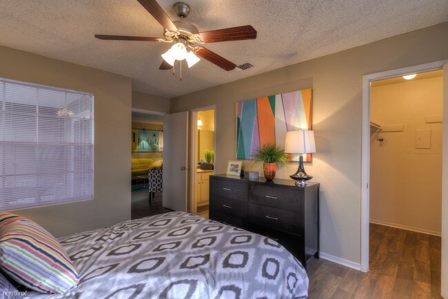 Building Photo - 1 br, 1 bath Apartment - 4319 Thousand Oaks