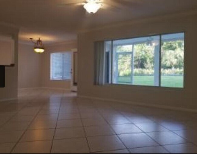 Building Photo - 815 W Boynton Beach Blvd