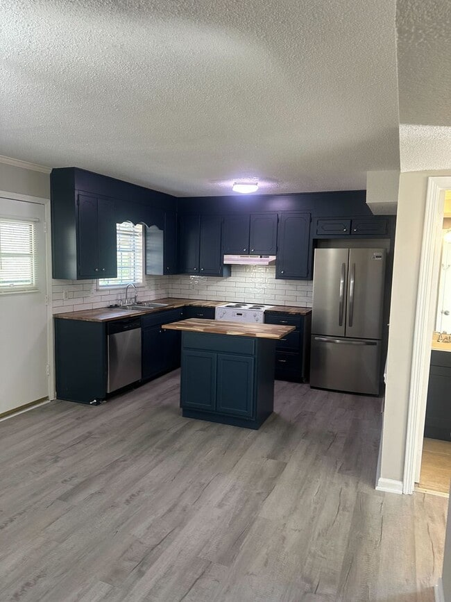 Building Photo - Spacious 3BR/BA Townhome in Prime Vestavia Location