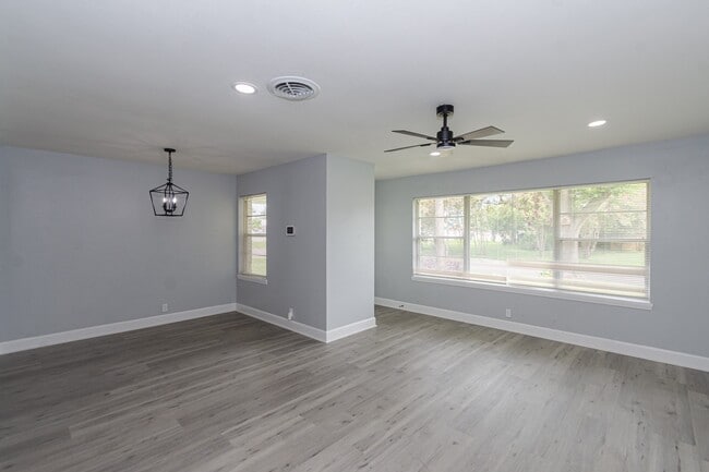 Building Photo - 5429 De Lange Ln