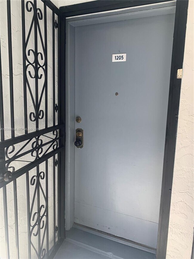Foto del edificio - 2460 SW 18th Ave