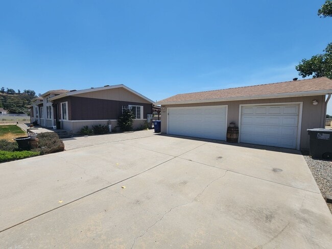 Foto del edificio - Family Home on 4 acres close to schools