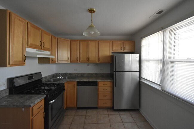 Building Photo - 3055 N Racine Ave