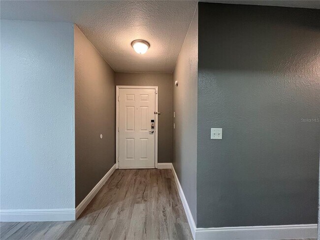 Building Photo - 13838 Fairway Island Dr