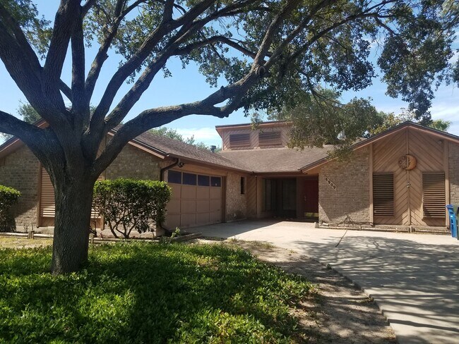 Building Photo - 3/2 Southside Home-Behind Athletic Club