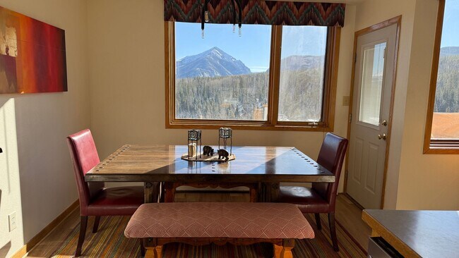 Foto del edificio - Light Bright 2 BDR plus Loft 3BATH SEASONAL WINTER RENTAL 2026