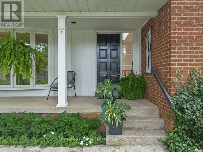 Building Photo - 1373 Queen Victoria Ave